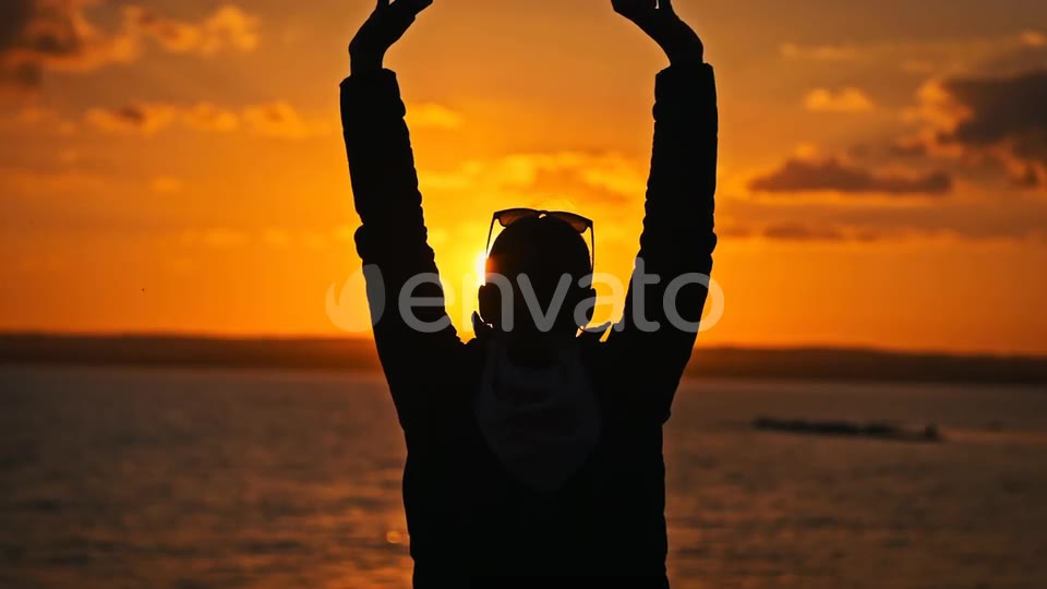 Both hands up, a call