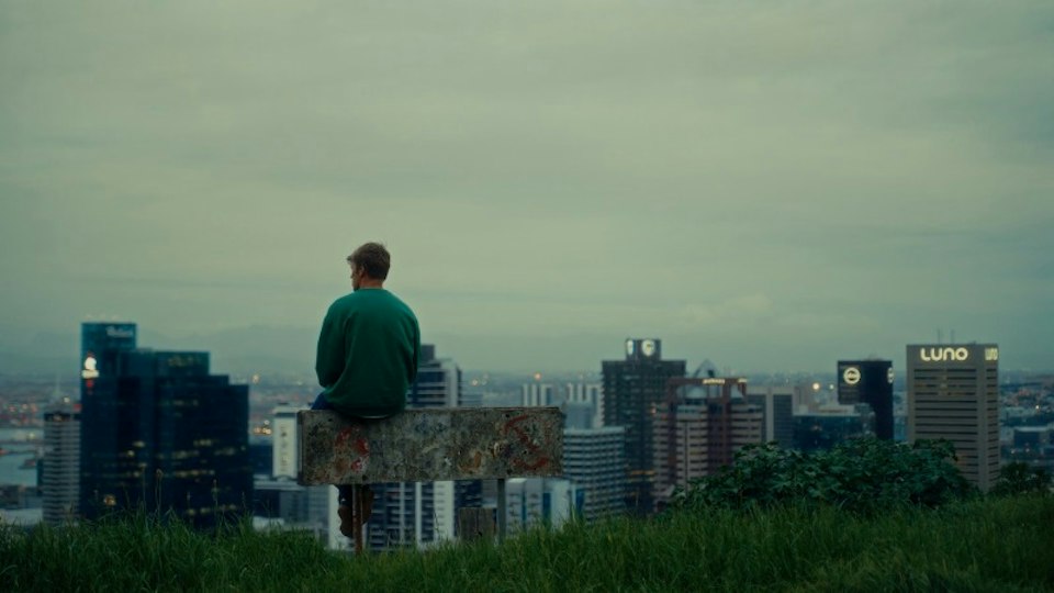 Tunn: he looks back at the city one last time, then walks on